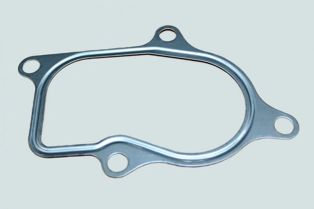 фото прокладка выпускного патрубка турбокомпрессора (4 отверстия) 4isbe, 4isde  4896254 